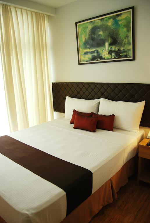 Capitol Central Hotel And Suites Cebu Stadt Zimmer foto